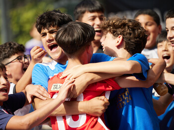 Kinder jubeln beim Fußball