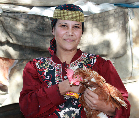 Eine ägyptische Frau mit einem Huhn in der Hand.