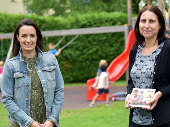 Zwei Frauen am Spielplatz