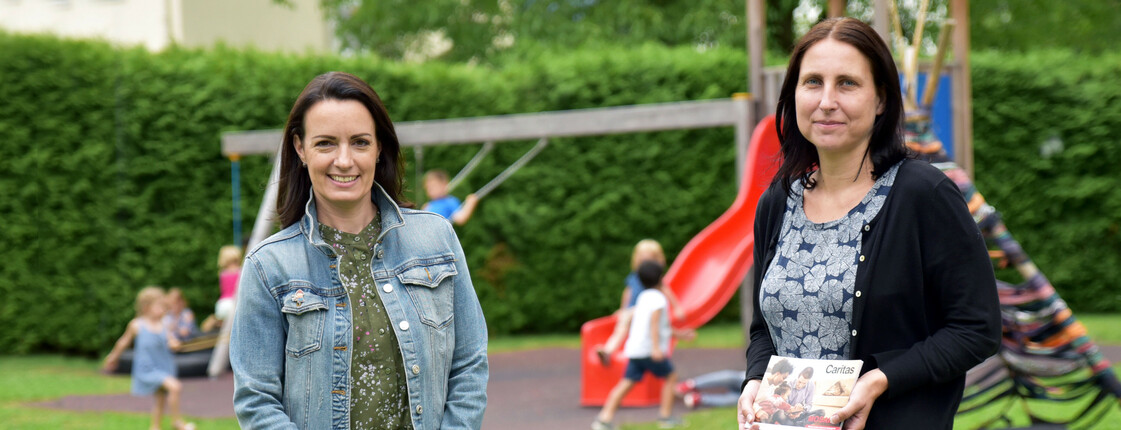 Zwei Frauen am Spielplatz