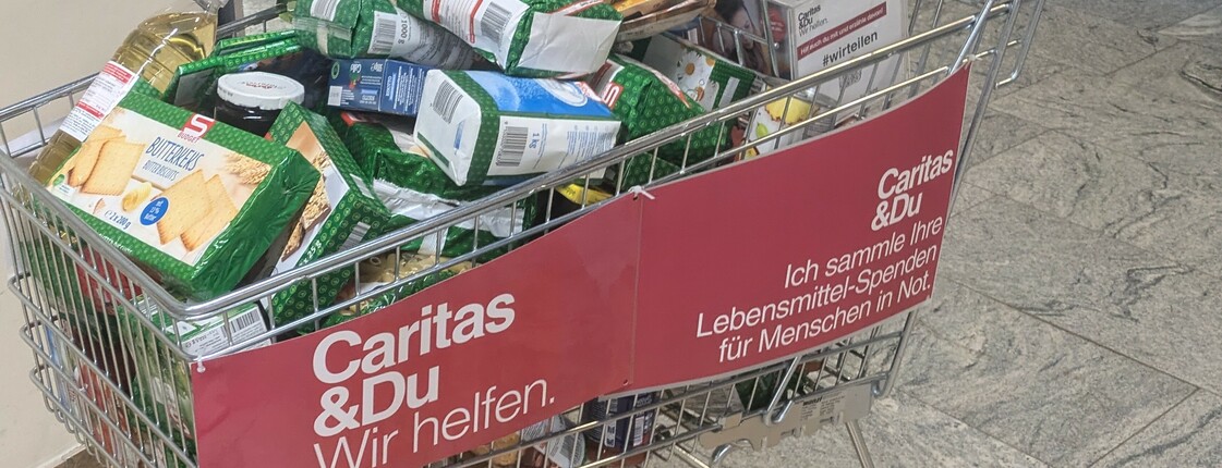 Einkaufswagen gefüllt mit Lebensmitteln