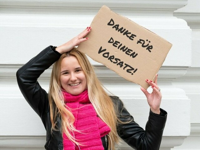 Frau mit Schild zum Neujahrsvorsatz