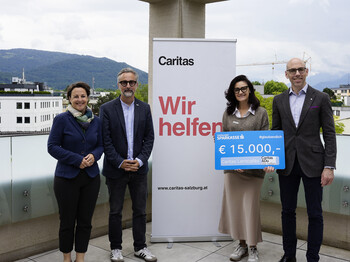 Bild v.l.n.r.: Bettina Hana, Salzburger Sparkasse, Kurt Sonneck und Andrea Schmid, Direktion Caritas Salzburg und Claus Graggaber, Landesdirektor der Salzburger Sparkasse. 4 Personen halten einen Spendengutschein mit 15.000 Euro in der Hand