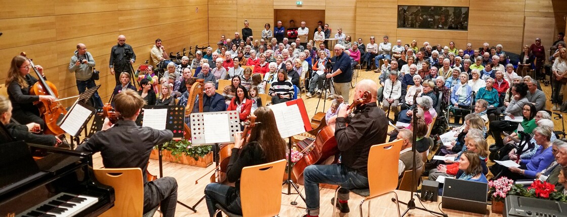 Konzertsaal mit Musikerinnen