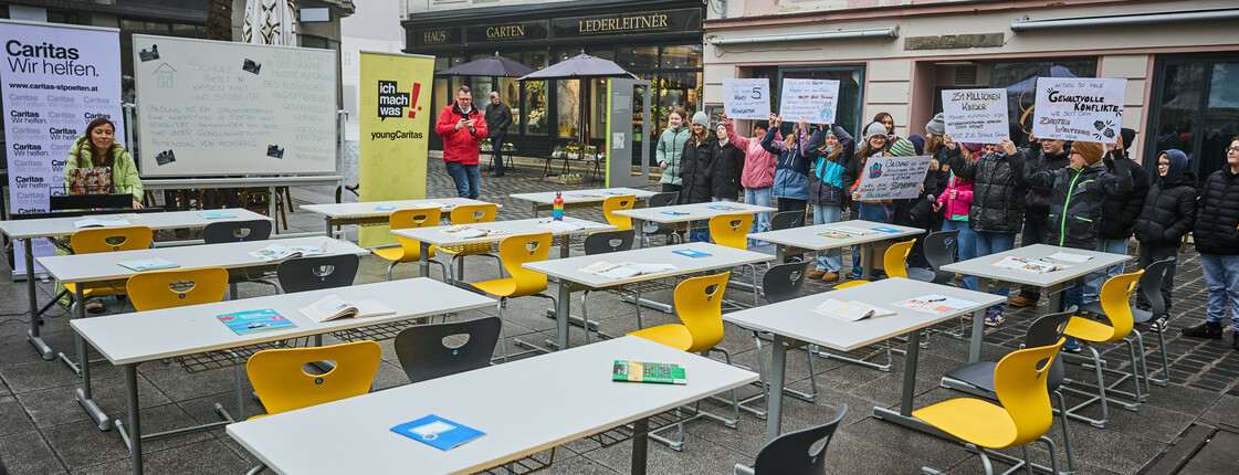 Leere Schulbänke auf der Straße