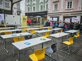 Leere Schulbänke auf der Straße