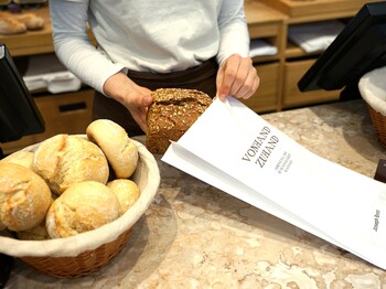 Brot wird eingepackt