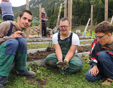 BewohnerInnen und BetreuerInnen am Mathiashof bei der Arbeit im Garten.