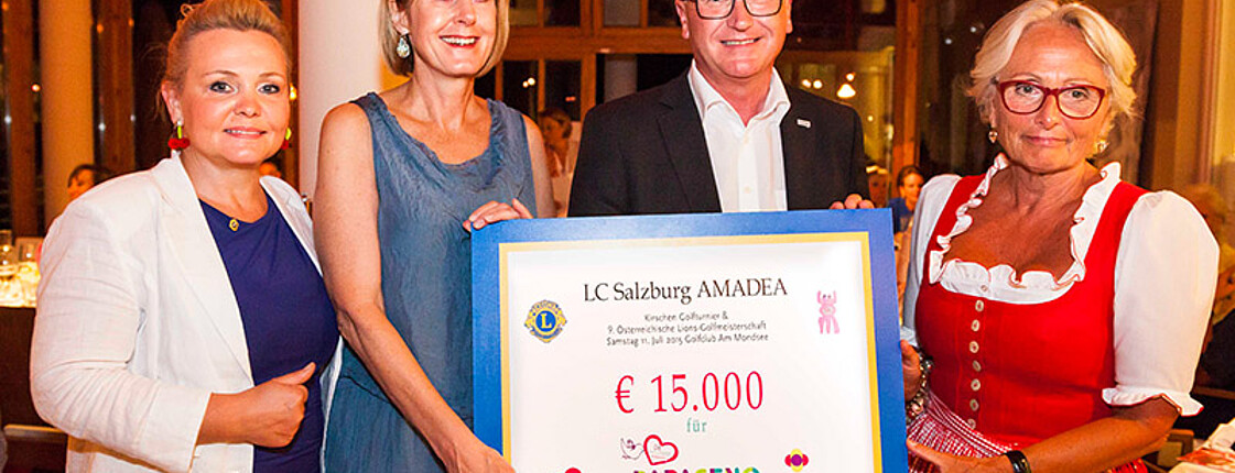 v.l.n.r.: Lisa Gradenegger - Präsidentin LC Salzburg AMADEA, Regina Jones - Palliativ-Kinderärztin des PAPAGENO - Mobilen Kinderhospizes Salzburg, Caritas Direktor Johannes Dines  und Maria Haidinger - Obfrau der Hospiz-Bewegung Salzburg bei der Scheckübergabe von 15.000 Euro zugunsten des PAPAGENO - Mobilen Kinderhospizes Salzburg. 