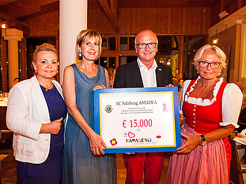 v.l.n.r.: Lisa Gradenegger - Präsidentin LC Salzburg AMADEA, Regina Jones - Palliativ-Kinderärztin des PAPAGENO - Mobilen Kinderhospizes Salzburg, Caritas Direktor Johannes Dines  und Maria Haidinger - Obfrau der Hospiz-Bewegung Salzburg bei der Scheckübergabe von 15.000 Euro zugunsten des PAPAGENO - Mobilen Kinderhospizes Salzburg. 